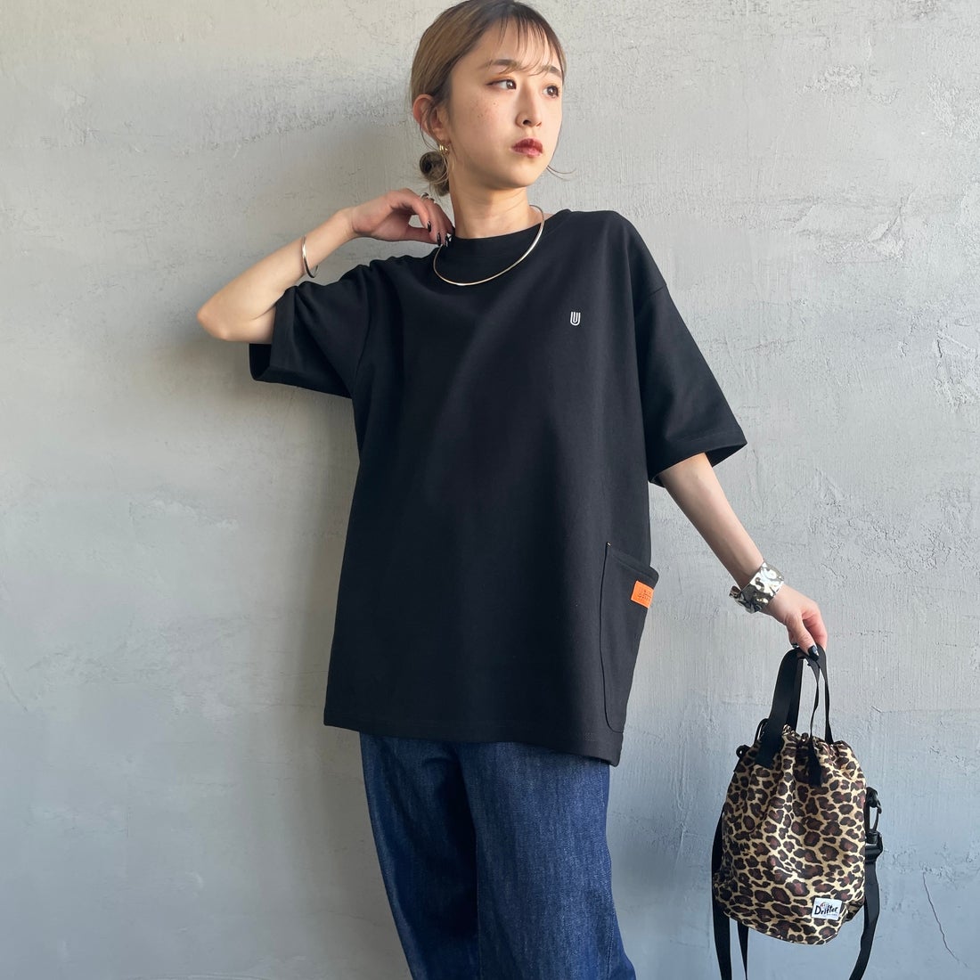 UNIVERSAL OVERALL [ユニバーサルオーバーオール] 別注 ポンチカバーオールTシャツ [U2611279IN-JF] BLACK &&モデル身長：150cm 着用サイズ：S&&