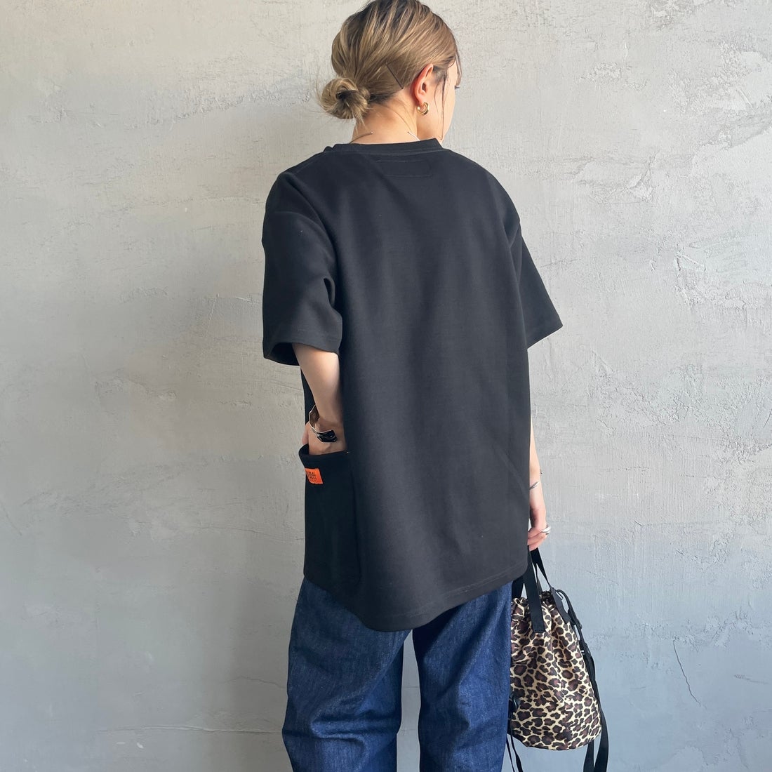 UNIVERSAL OVERALL [ユニバーサルオーバーオール] 別注 ポンチカバーオールTシャツ [U2611279IN-JF] BLACK &&モデル身長：150cm 着用サイズ：S&&