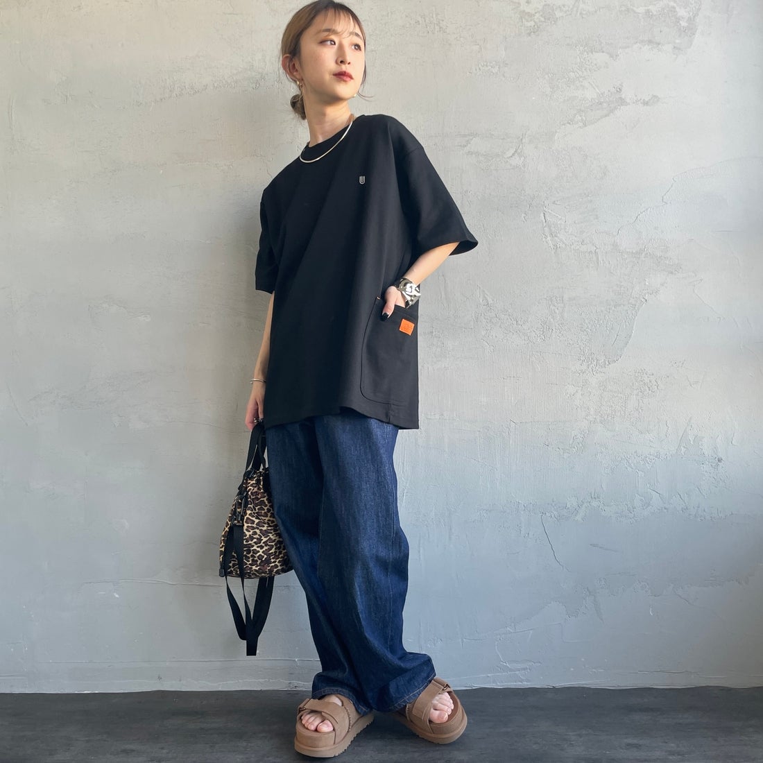 UNIVERSAL OVERALL [ユニバーサルオーバーオール] 別注 ポンチカバーオールTシャツ [U2611279IN-JF] BLACK &&モデル身長：150cm 着用サイズ：S&&