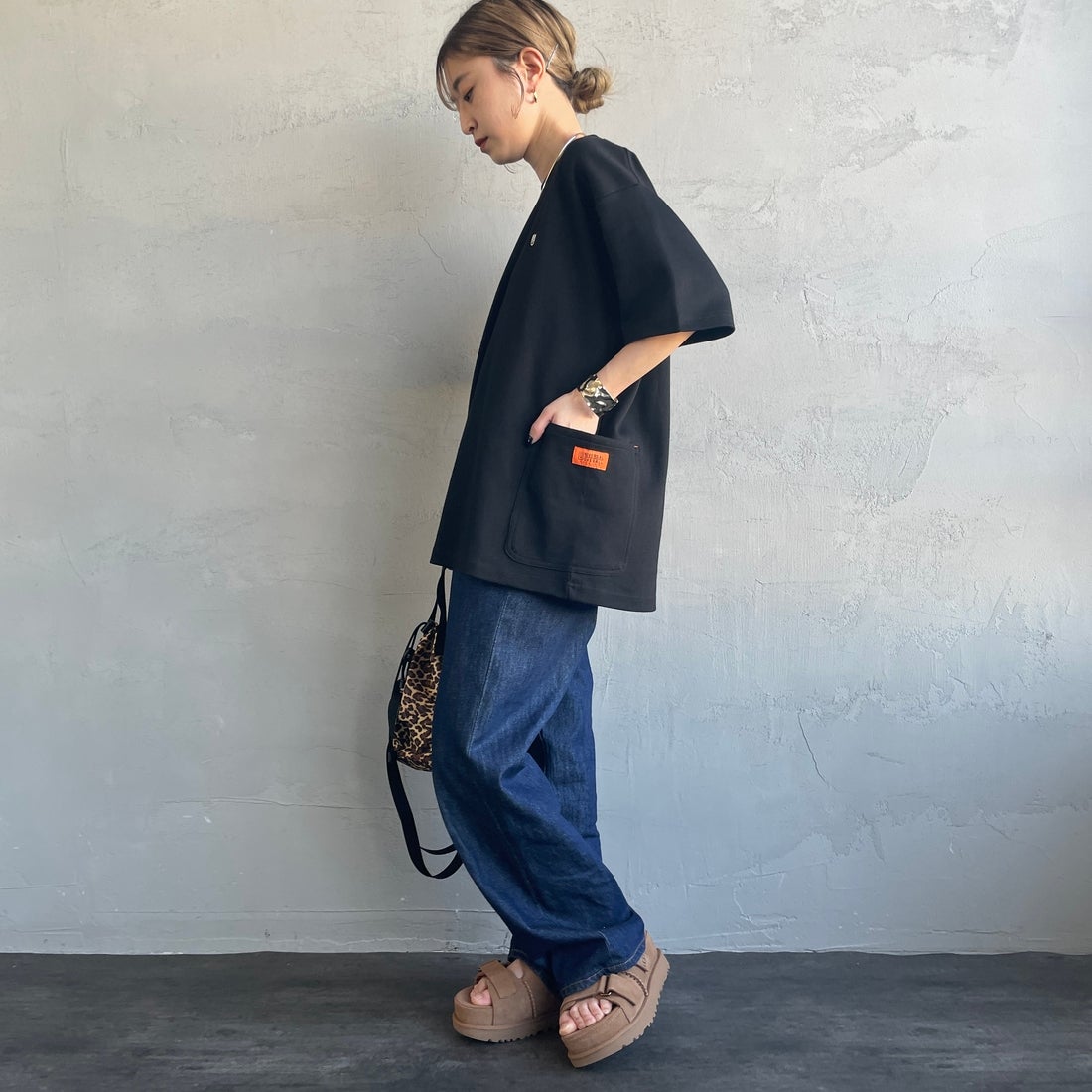 UNIVERSAL OVERALL [ユニバーサルオーバーオール] 別注 ポンチカバーオールTシャツ [U2611279IN-JF] BLACK &&モデル身長：150cm 着用サイズ：S&&