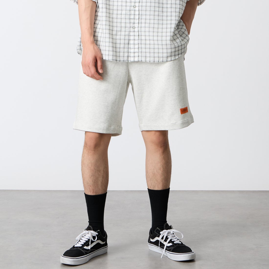 UNIVERSAL OVERALL [ユニバーサルオーバーオール] 別注 ワンポイントロゴ ポンチショートパンツ [U2611661IN-JF] ASH &&モデル身長：177cm 着用サイズ：M&&