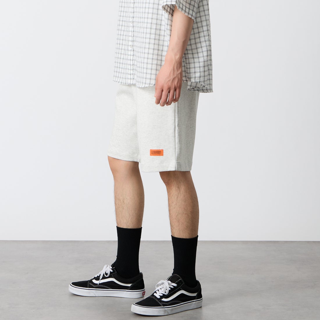 UNIVERSAL OVERALL [ユニバーサルオーバーオール] 別注 ワンポイントロゴ ポンチショートパンツ [U2611661IN-JF] ASH &&モデル身長：177cm 着用サイズ：M&&