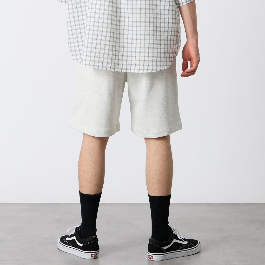 UNIVERSAL OVERALL [ユニバーサルオーバーオール] 別注 ワンポイントロゴ ポンチショートパンツ [U2611661IN-JF] ASH &&モデル身長：177cm 着用サイズ：M&&