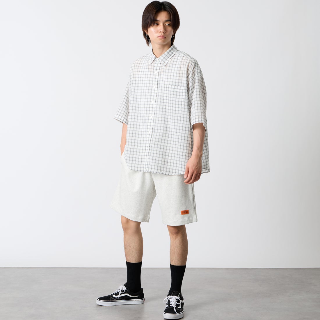 UNIVERSAL OVERALL [ユニバーサルオーバーオール] 別注 ワンポイントロゴ ポンチショートパンツ [U2611661IN-JF] ASH &&モデル身長：177cm 着用サイズ：M&&