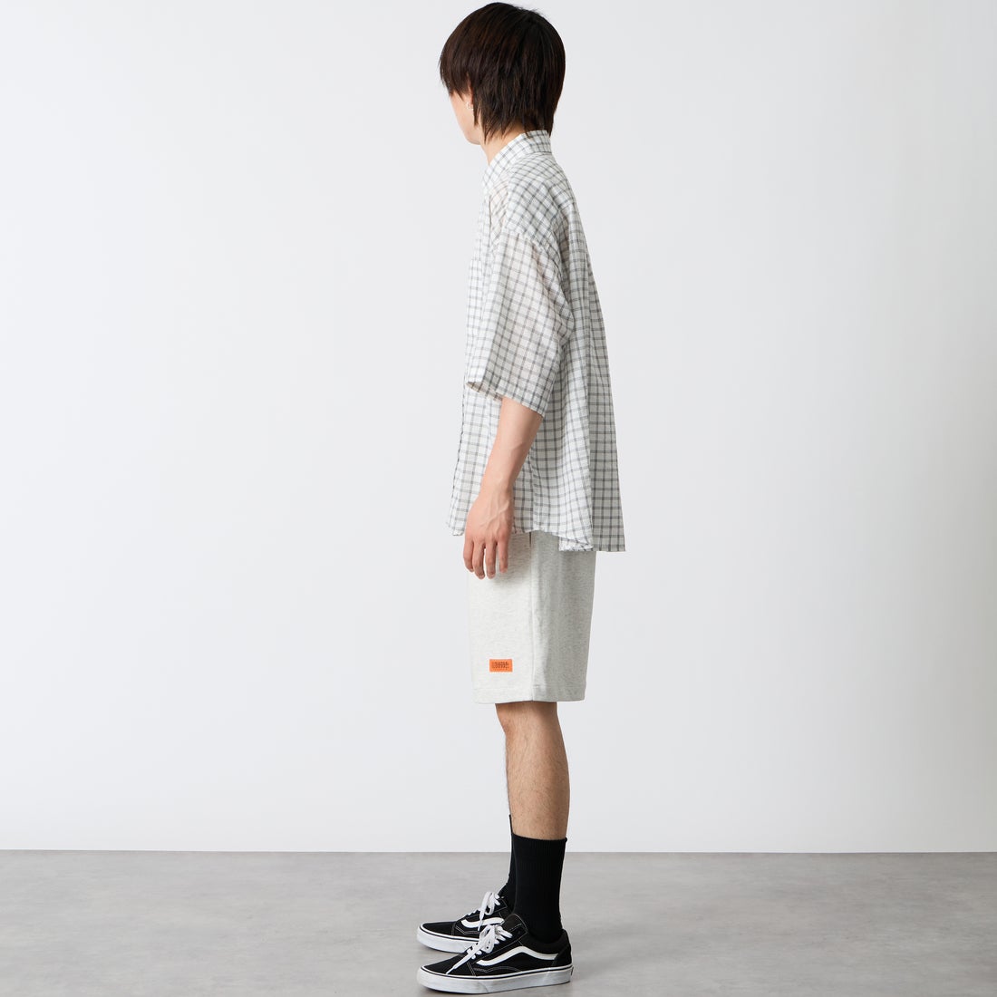 UNIVERSAL OVERALL [ユニバーサルオーバーオール] 別注 ワンポイントロゴ ポンチショートパンツ [U2611661IN-JF] ASH &&モデル身長：177cm 着用サイズ：M&&