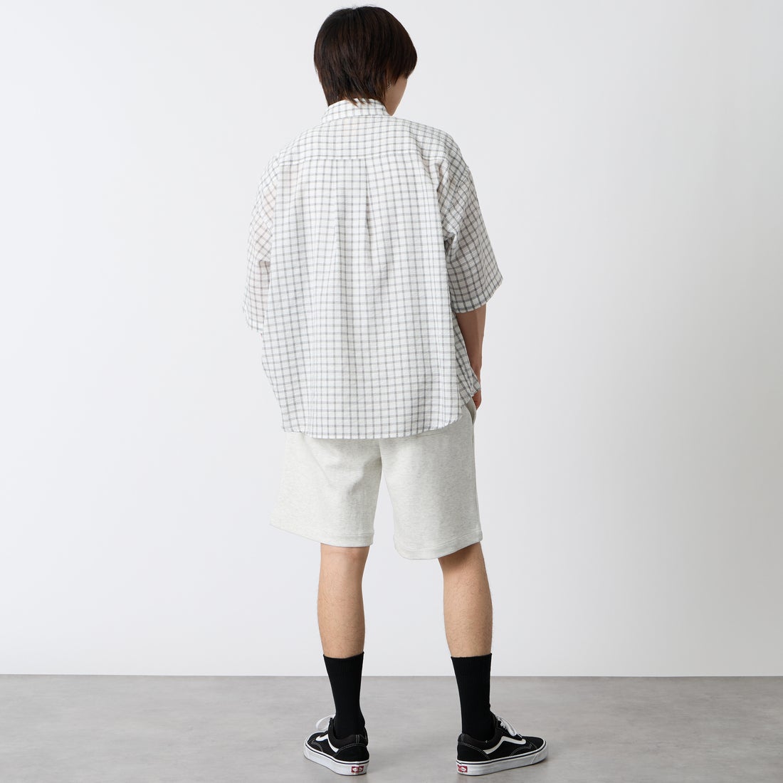 UNIVERSAL OVERALL [ユニバーサルオーバーオール] 別注 ワンポイントロゴ ポンチショートパンツ [U2611661IN-JF] ASH &&モデル身長：177cm 着用サイズ：M&&