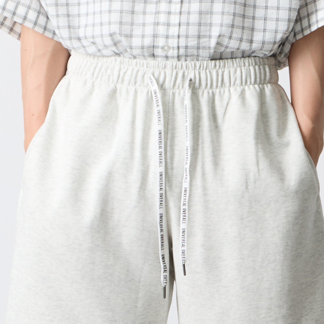 UNIVERSAL OVERALL [ユニバーサルオーバーオール] 別注 ワンポイントロゴ ポンチショートパンツ [U2611661IN-JF] ASH &&モデル身長：177cm 着用サイズ：M&&