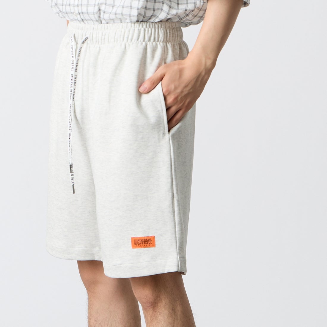 UNIVERSAL OVERALL [ユニバーサルオーバーオール] 別注 ワンポイントロゴ ポンチショートパンツ [U2611661IN-JF] ASH &&モデル身長：177cm 着用サイズ：M&&