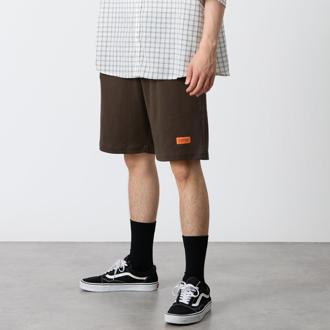 UNIVERSAL OVERALL [ユニバーサルオーバーオール] 別注 ワンポイントロゴ ポンチショートパンツ [U2611661IN-JF] CHR BROWN &&モデル身長：177cm 着用サイズ：M&&