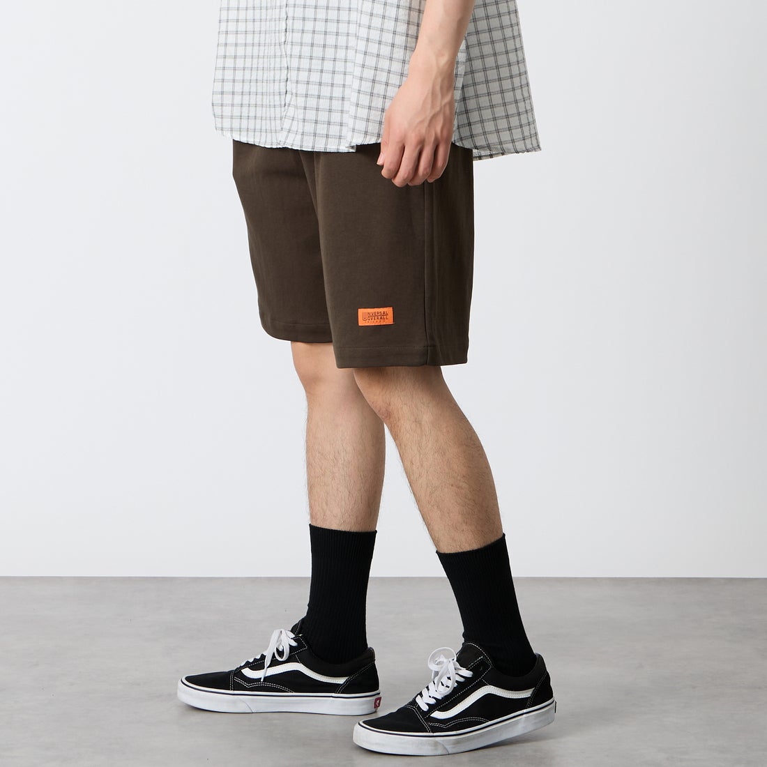 UNIVERSAL OVERALL [ユニバーサルオーバーオール] 別注 ワンポイントロゴ ポンチショートパンツ [U2611661IN-JF] CHR BROWN &&モデル身長：177cm 着用サイズ：M&&