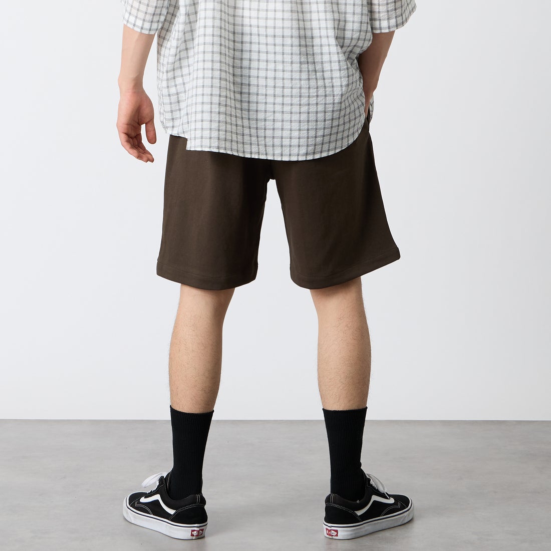 UNIVERSAL OVERALL [ユニバーサルオーバーオール] 別注 ワンポイントロゴ ポンチショートパンツ [U2611661IN-JF] CHR BROWN &&モデル身長：177cm 着用サイズ：M&&