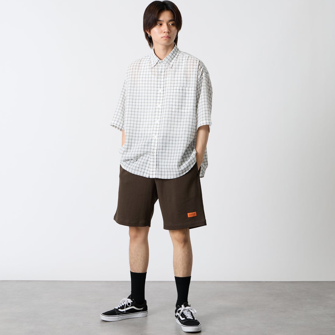 UNIVERSAL OVERALL [ユニバーサルオーバーオール] 別注 ワンポイントロゴ ポンチショートパンツ [U2611661IN-JF] CHR BROWN &&モデル身長：177cm 着用サイズ：M&&