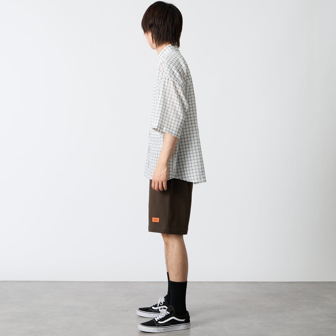 UNIVERSAL OVERALL [ユニバーサルオーバーオール] 別注 ワンポイントロゴ ポンチショートパンツ [U2611661IN-JF] CHR BROWN &&モデル身長：177cm 着用サイズ：M&&