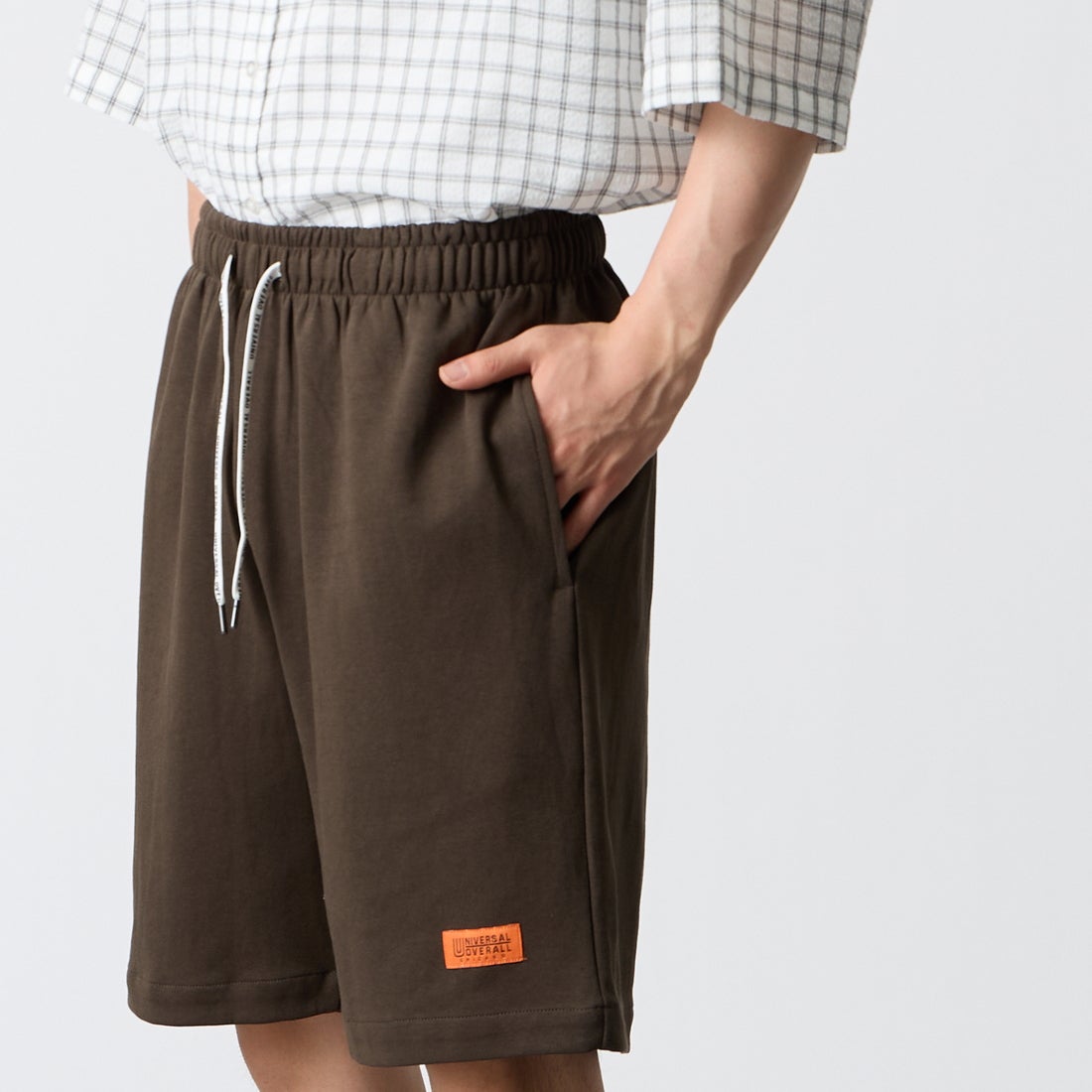 UNIVERSAL OVERALL [ユニバーサルオーバーオール] 別注 ワンポイントロゴ ポンチショートパンツ [U2611661IN-JF] CHR BROWN &&モデル身長：177cm 着用サイズ：M&&