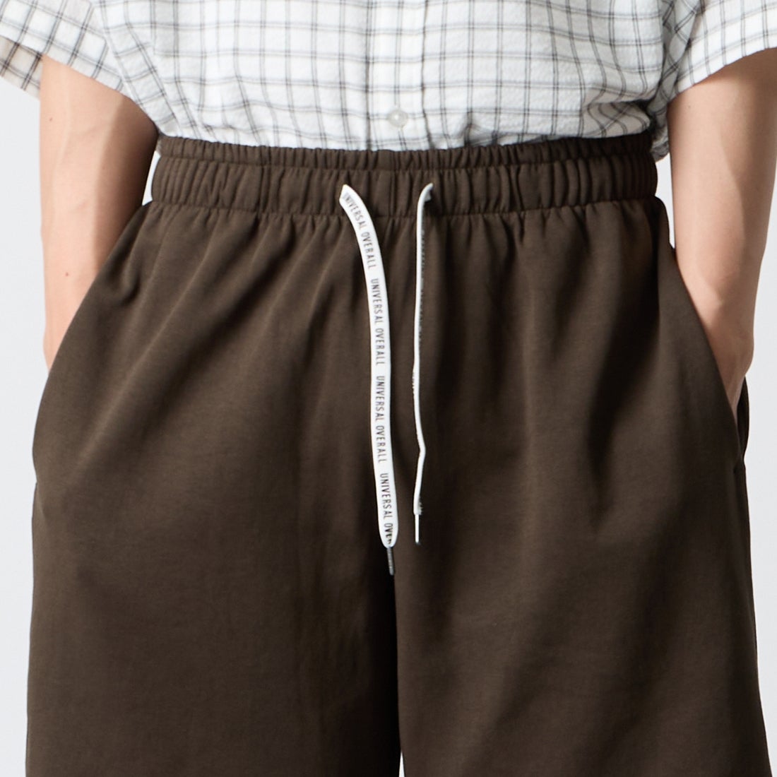 UNIVERSAL OVERALL [ユニバーサルオーバーオール] 別注 ワンポイントロゴ ポンチショートパンツ [U2611661IN-JF] CHR BROWN &&モデル身長：177cm 着用サイズ：M&&