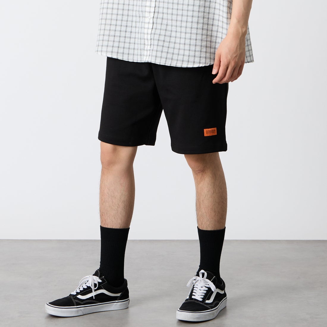 UNIVERSAL OVERALL [ユニバーサルオーバーオール] 別注 ワンポイントロゴ ポンチショートパンツ [U2611661IN-JF] BLACK &&モデル身長：177cm 着用サイズ：M&&