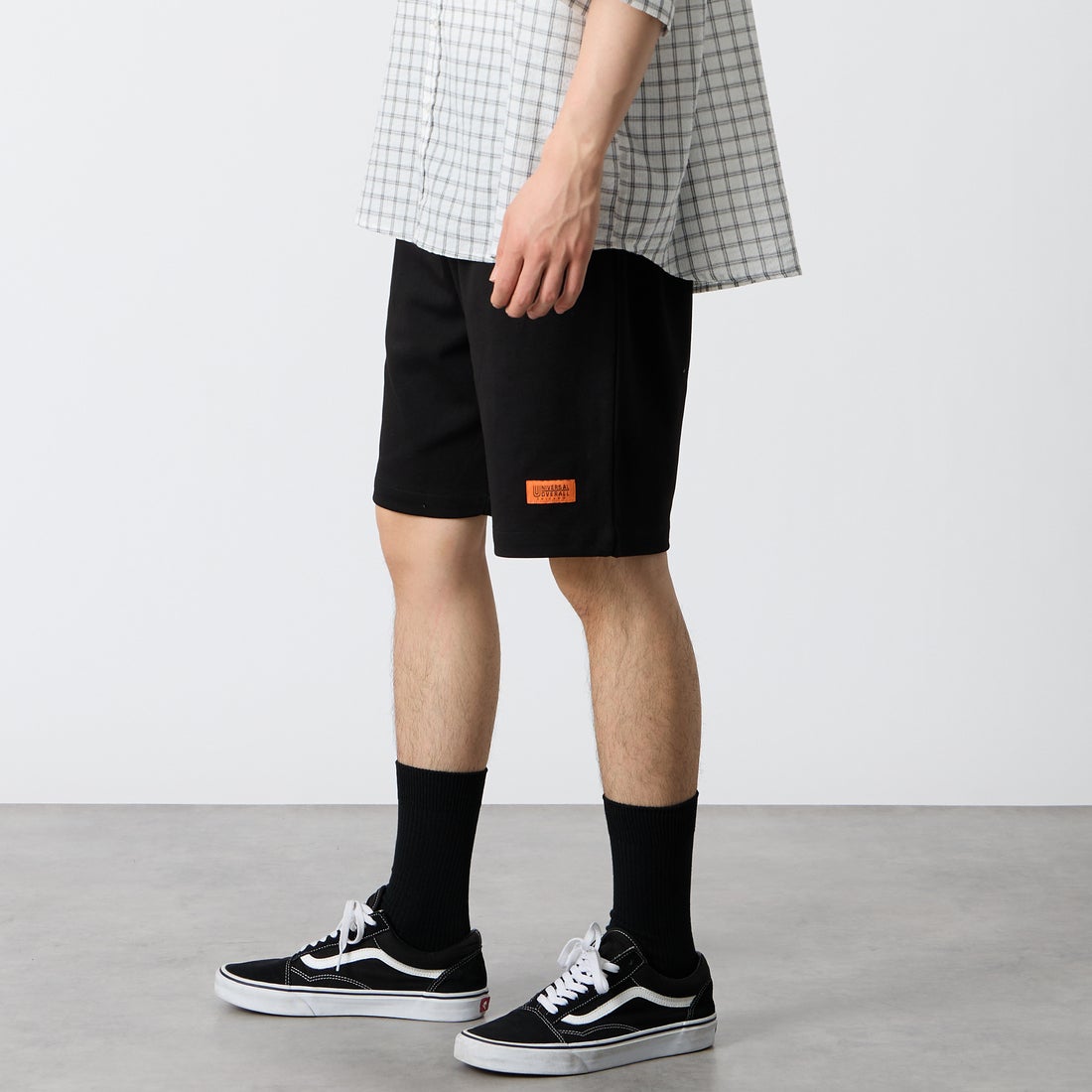 UNIVERSAL OVERALL [ユニバーサルオーバーオール] 別注 ワンポイントロゴ ポンチショートパンツ [U2611661IN-JF] BLACK &&モデル身長：177cm 着用サイズ：M&&