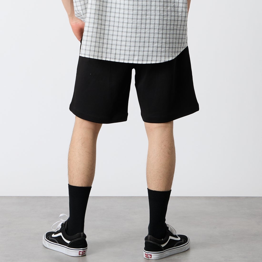 UNIVERSAL OVERALL [ユニバーサルオーバーオール] 別注 ワンポイントロゴ ポンチショートパンツ [U2611661IN-JF] BLACK &&モデル身長：177cm 着用サイズ：M&&