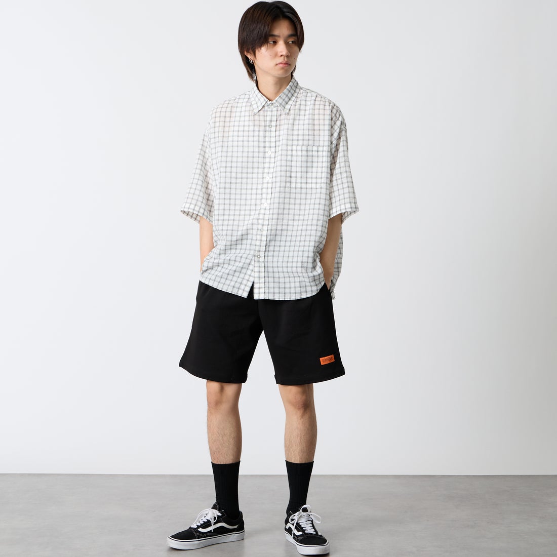 UNIVERSAL OVERALL [ユニバーサルオーバーオール] 別注 ワンポイントロゴ ポンチショートパンツ [U2611661IN-JF] BLACK &&モデル身長：177cm 着用サイズ：M&&