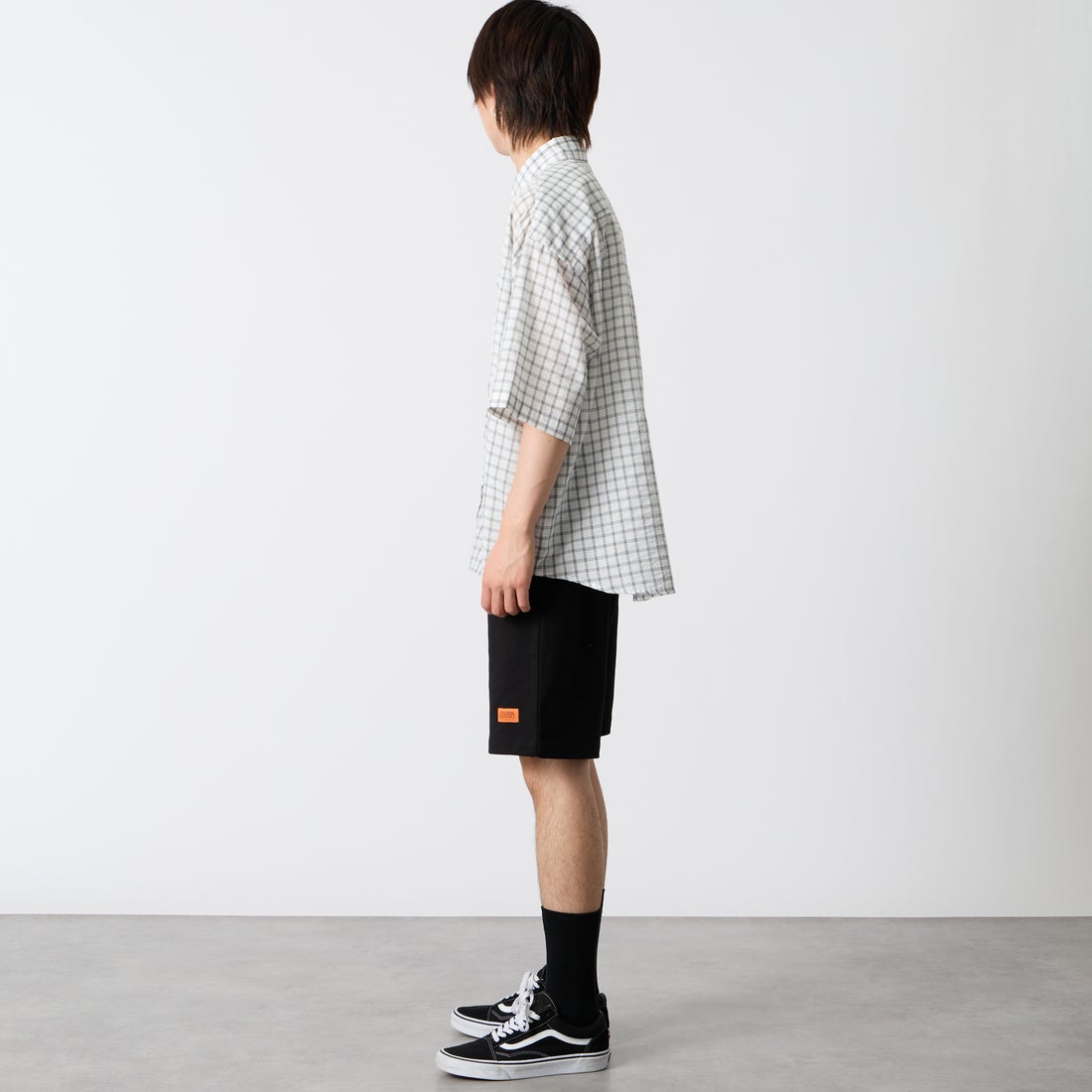 UNIVERSAL OVERALL [ユニバーサルオーバーオール] 別注 ワンポイントロゴ ポンチショートパンツ [U2611661IN-JF] BLACK &&モデル身長：177cm 着用サイズ：M&&