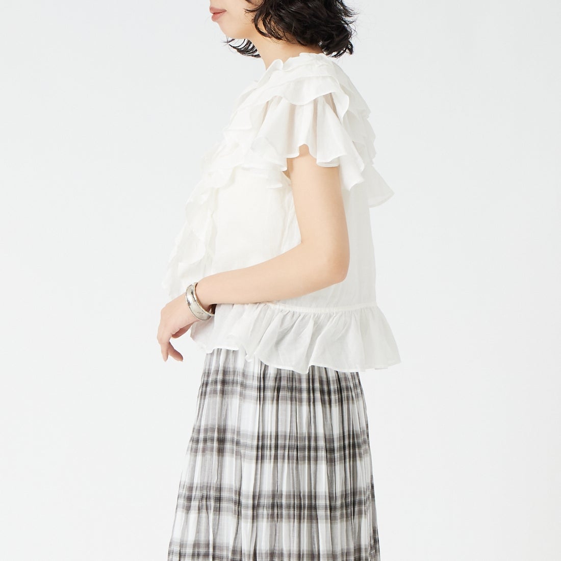 Jeans Factory Clothes [ジーンズファクトリークローズ] ラッフルブラウス [25703-MN] OFF WHITE &&モデル身長：162cm 着用サイズ：F&&