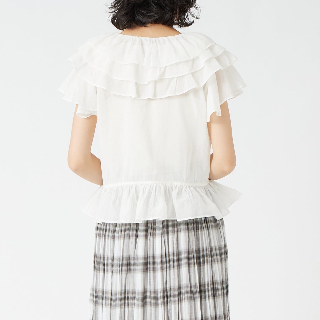 Jeans Factory Clothes [ジーンズファクトリークローズ] ラッフルブラウス [25703-MN] OFF WHITE &&モデル身長：162cm 着用サイズ：F&&