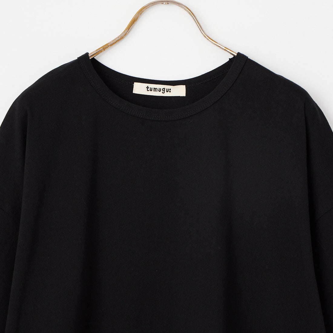 tumugu: [ツムグ] コットン天竺×ラミー ヘムフリルTシャツ [TC26207] 99 BLACK