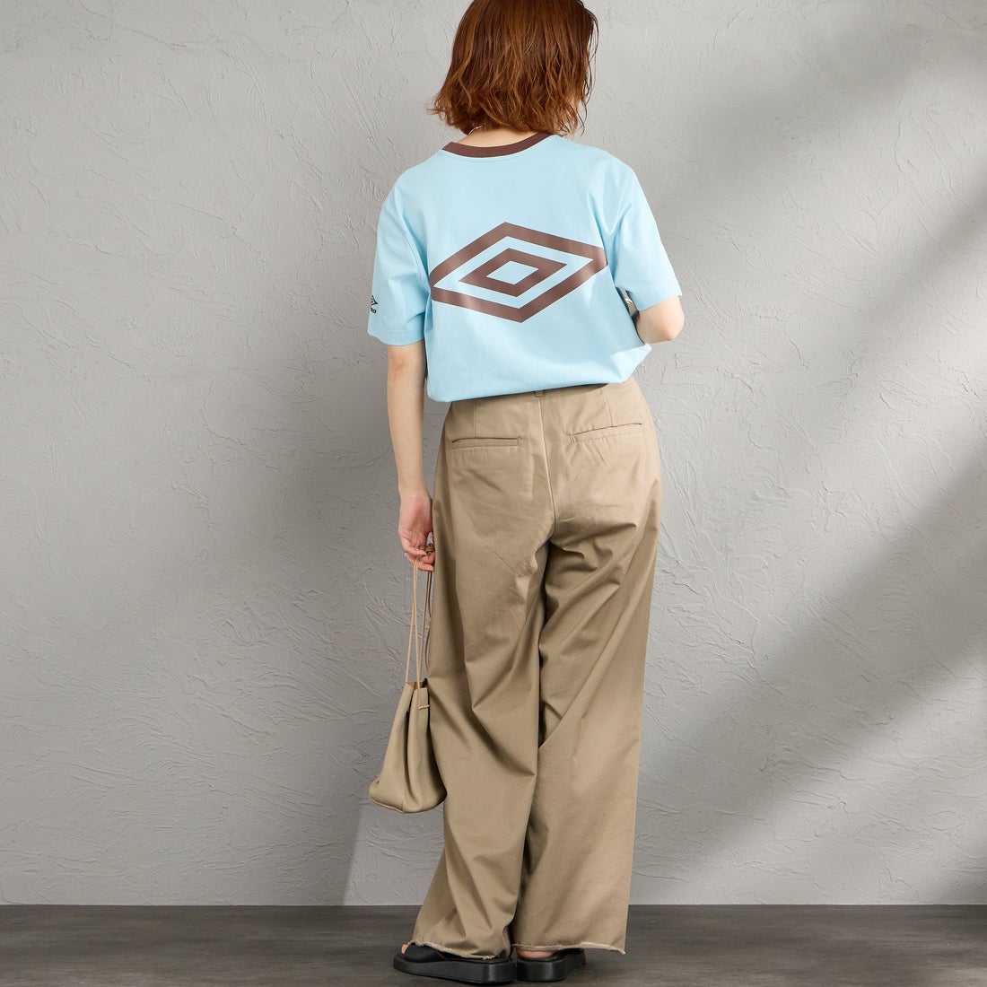 UMBRO [アンブロ] 別注 バックプリント コンパクトTシャツ [UMNK26SS-PO02-JF] BLUE &&モデル身長：158cm 着用サイズ：S&&