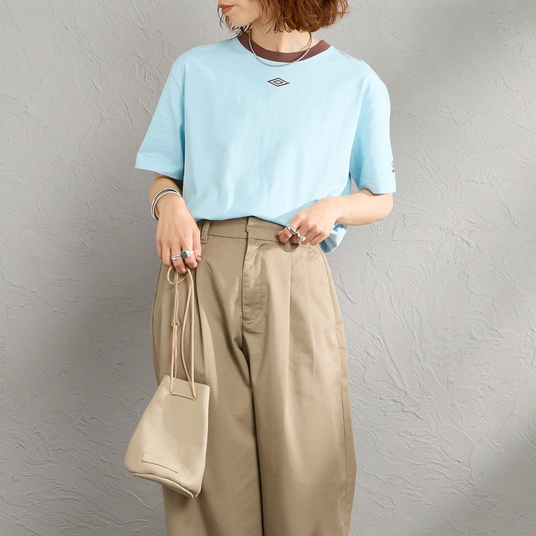 UMBRO [アンブロ] 別注 バックプリント コンパクトTシャツ [UMNK26SS-PO02-JF] BLUE &&モデル身長：158cm 着用サイズ：S&&