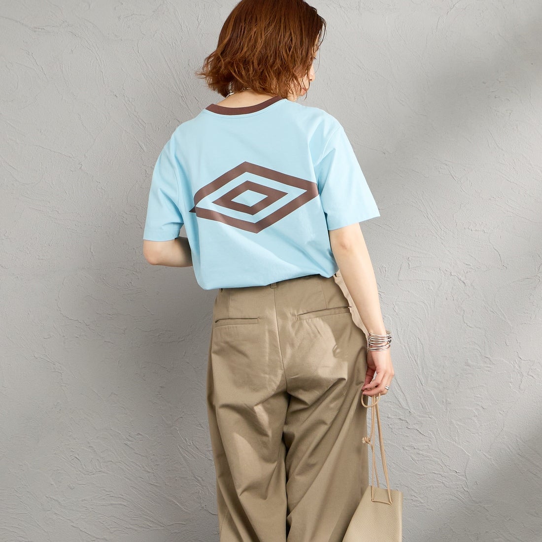 UMBRO [アンブロ] 別注 バックプリント コンパクトTシャツ [UMNK26SS-PO02-JF] BLUE &&モデル身長：158cm 着用サイズ：S&&