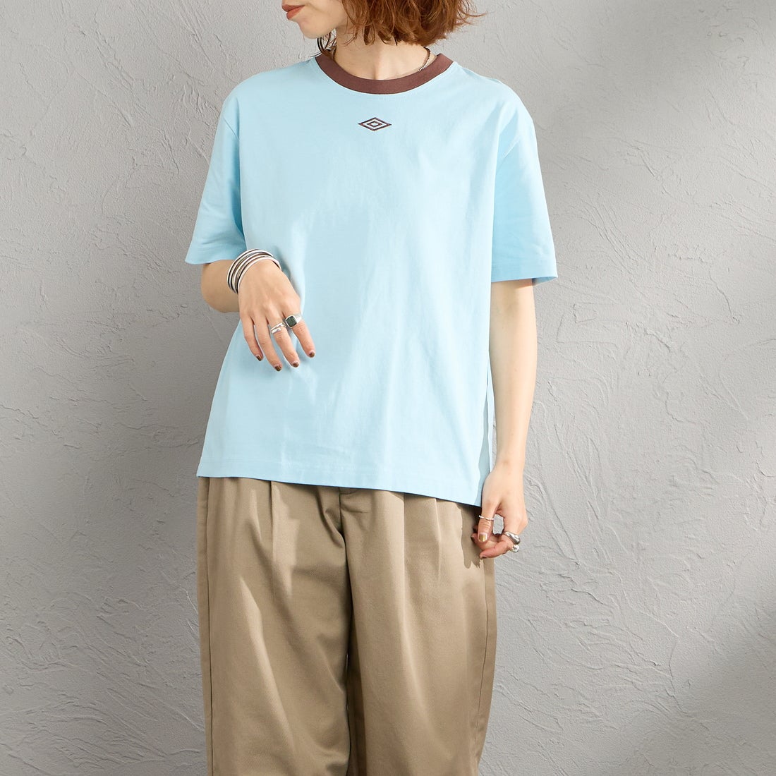 UMBRO [アンブロ] 別注 バックプリント コンパクトTシャツ [UMNK26SS-PO02-JF] BLUE &&モデル身長：158cm 着用サイズ：S&&