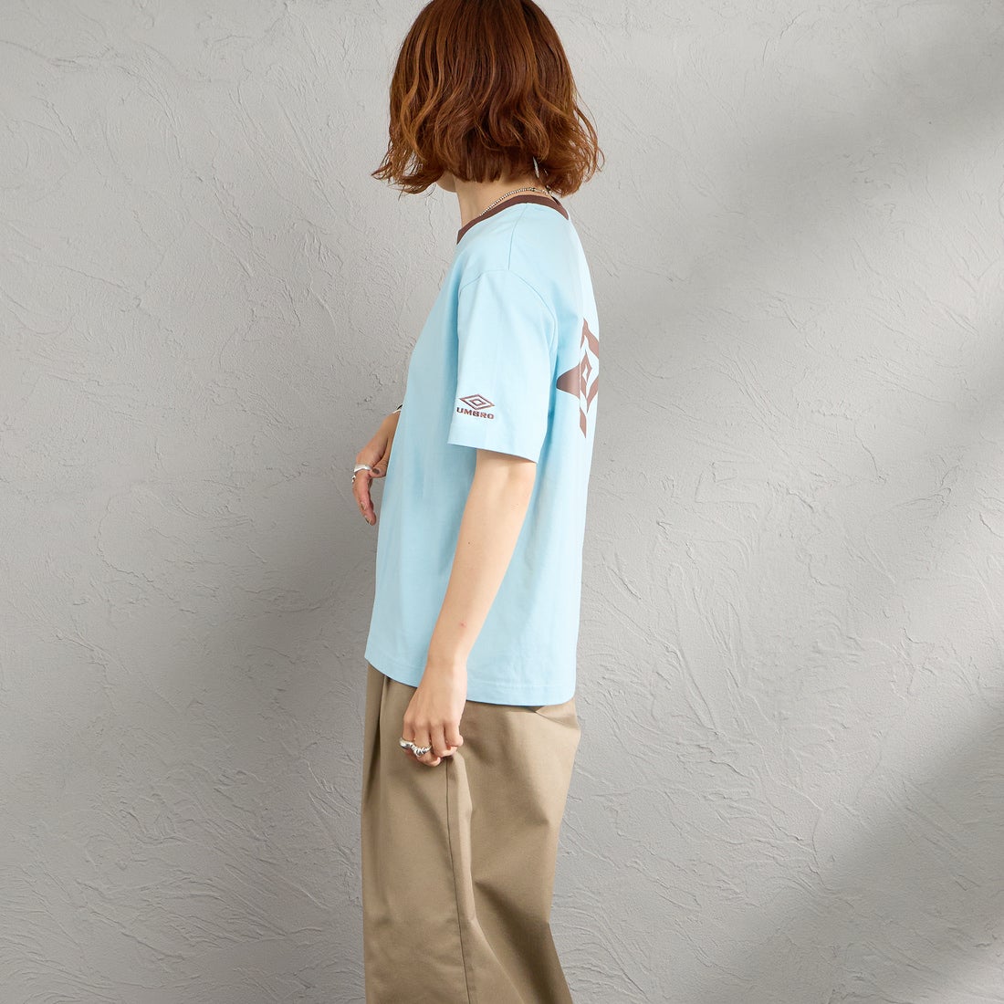 UMBRO [アンブロ] 別注 バックプリント コンパクトTシャツ [UMNK26SS-PO02-JF] BLUE &&モデル身長：158cm 着用サイズ：S&&