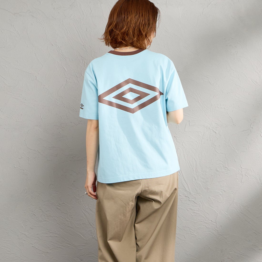 UMBRO [アンブロ] 別注 バックプリント コンパクトTシャツ [UMNK26SS-PO02-JF] BLUE &&モデル身長：158cm 着用サイズ：S&&