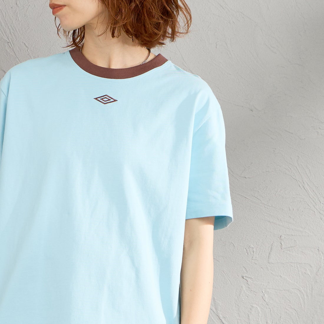 UMBRO [アンブロ] 別注 バックプリント コンパクトTシャツ [UMNK26SS-PO02-JF] BLUE &&モデル身長：158cm 着用サイズ：S&&