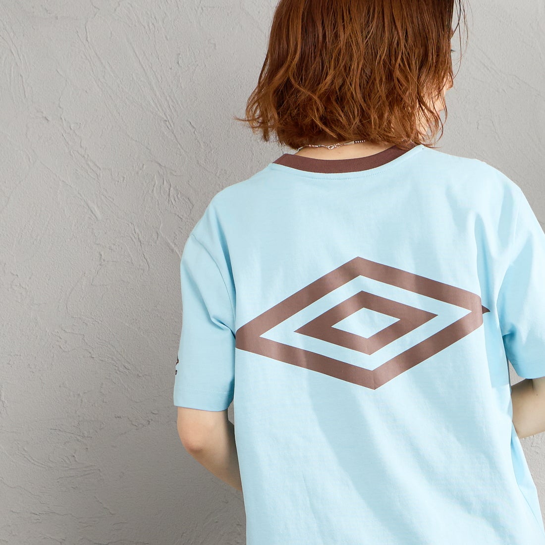 UMBRO [アンブロ] 別注 バックプリント コンパクトTシャツ [UMNK26SS-PO02-JF] BLUE &&モデル身長：158cm 着用サイズ：S&&