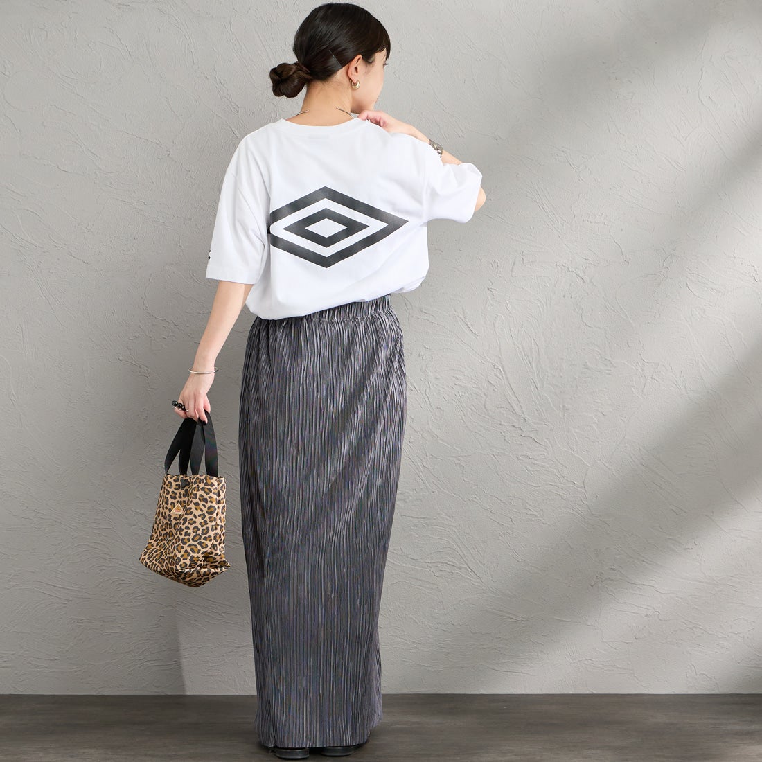 UMBRO [アンブロ] 別注 バックプリント コンパクトTシャツ [UMNK26SS-PO02-JF] WHITE &&モデル身長：150cm 着用サイズ：S&&