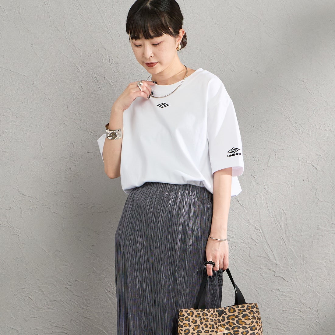 UMBRO [アンブロ] 別注 バックプリント コンパクトTシャツ [UMNK26SS-PO02-JF] WHITE &&モデル身長：150cm 着用サイズ：S&&