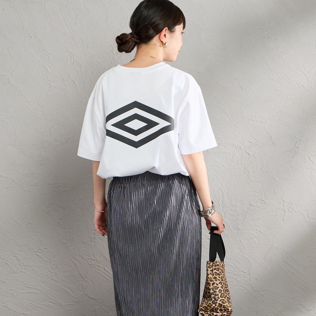UMBRO [アンブロ] 別注 バックプリント コンパクトTシャツ [UMNK26SS-PO02-JF] WHITE &&モデル身長：150cm 着用サイズ：S&&