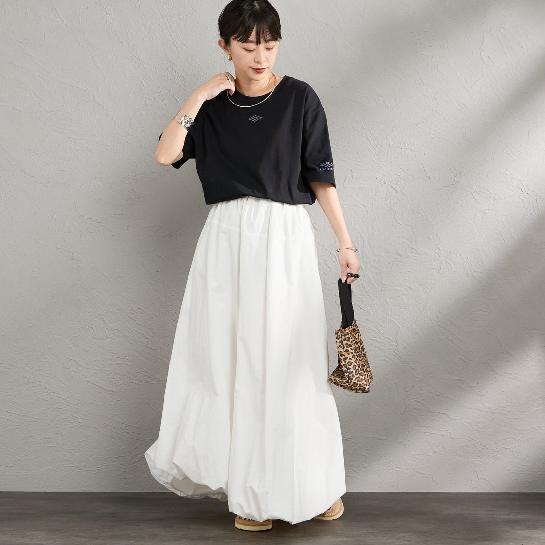 UMBRO [アンブロ] 別注 バックプリント コンパクトTシャツ [UMNK26SS-PO02-JF] BLACK &&モデル身長：150cm 着用サイズ：S&&
