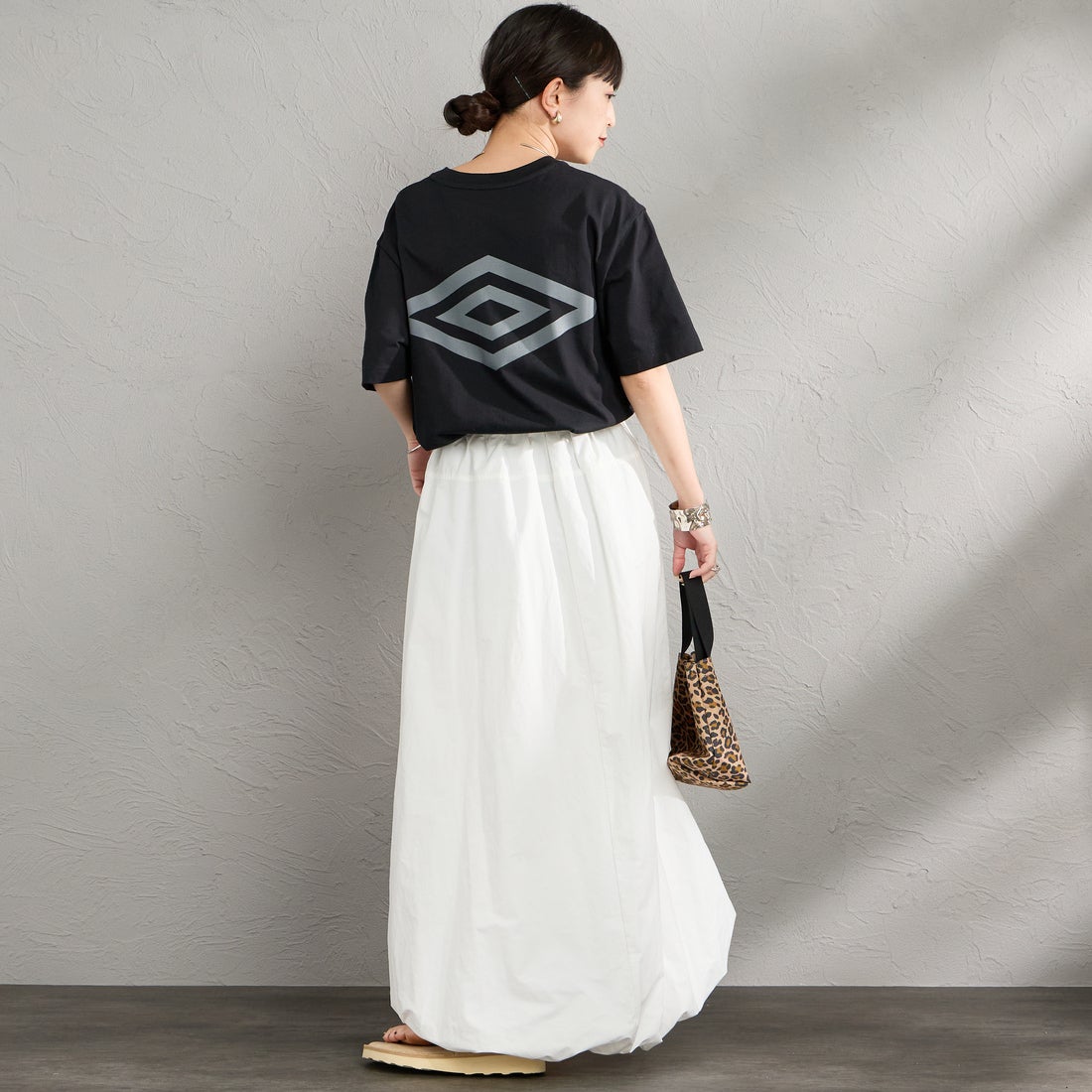 UMBRO [アンブロ] 別注 バックプリント コンパクトTシャツ [UMNK26SS-PO02-JF] BLACK &&モデル身長：150cm 着用サイズ：S&&