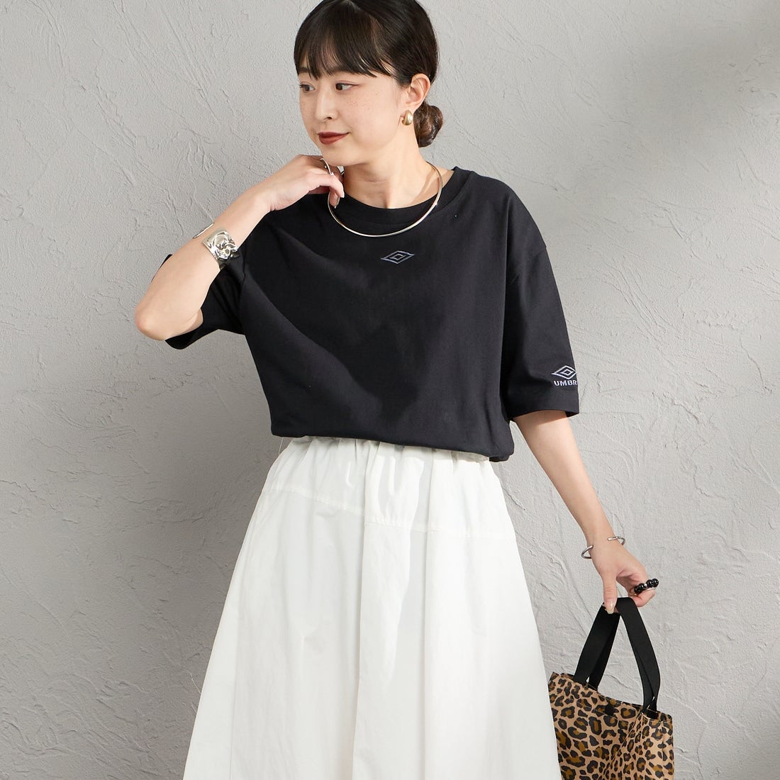 UMBRO [アンブロ] 別注 バックプリント コンパクトTシャツ [UMNK26SS-PO02-JF] BLACK &&モデル身長：150cm 着用サイズ：S&&
