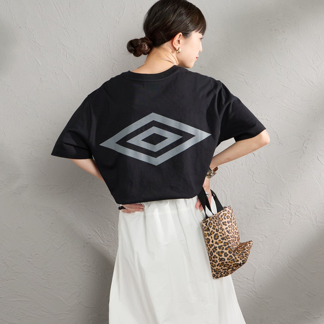 UMBRO [アンブロ] 別注 バックプリント コンパクトTシャツ [UMNK26SS-PO02-JF] BLACK &&モデル身長：150cm 着用サイズ：S&&