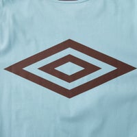 UMBRO [アンブロ] 別注 バックプリント コンパクトTシャツ [UMNK26SS-PO02-JF] BLUE