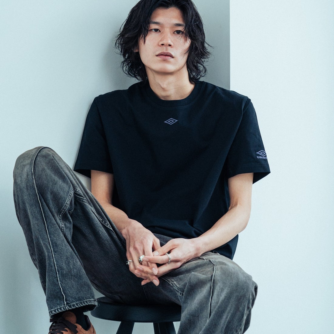 UMBRO [アンブロ] 別注 バックプリント コンパクトTシャツ [UMNK26SS-PO02-JF] BLUE &&モデル身長：177cm 着用サイズ：L&&ブロ] 別注 バックプリント コンパクトTシャツ [UMNK26SS-PO02-JF] BLACK &&モデル身長：182cm 着用サイズ：L&&