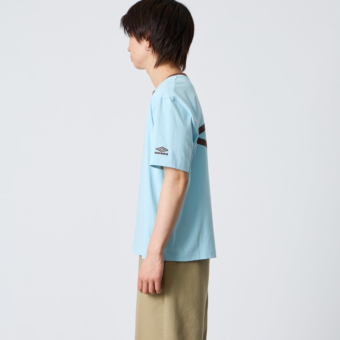 UMBRO [アンブロ] 別注 バックプリント コンパクトTシャツ [UMNK26SS-PO02-JF] BLUE &&モデル身長：177cm 着用サイズ：L&&