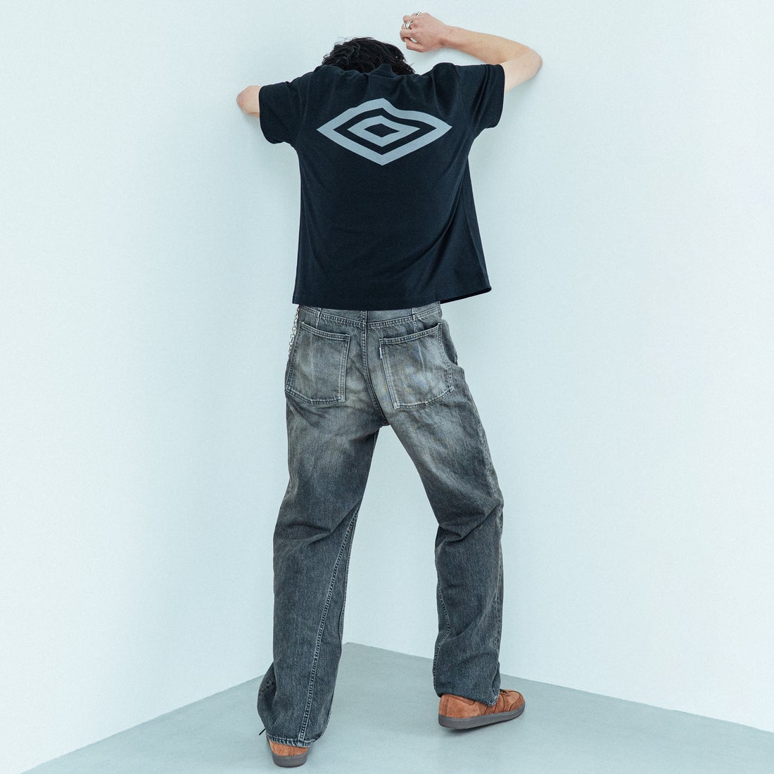 UMBRO [アンブロ] 別注 バックプリント コンパクトTシャツ [UMNK26SS-PO02-JF] BLUE &&モデル身長：177cm 着用サイズ：L&&ブロ] 別注 バックプリント コンパクトTシャツ [UMNK26SS-PO02-JF] BLACK &&モデル身長：182cm 着用サイズ：L&&
