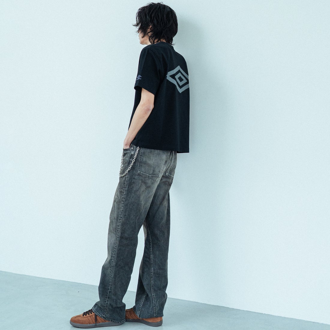 UMBRO [アンブロ] 別注 バックプリント コンパクトTシャツ [UMNK26SS-PO02-JF] BLUE &&モデル身長：177cm 着用サイズ：L&&ブロ] 別注 バックプリント コンパクトTシャツ [UMNK26SS-PO02-JF] BLACK &&モデル身長：182cm 着用サイズ：L&&
