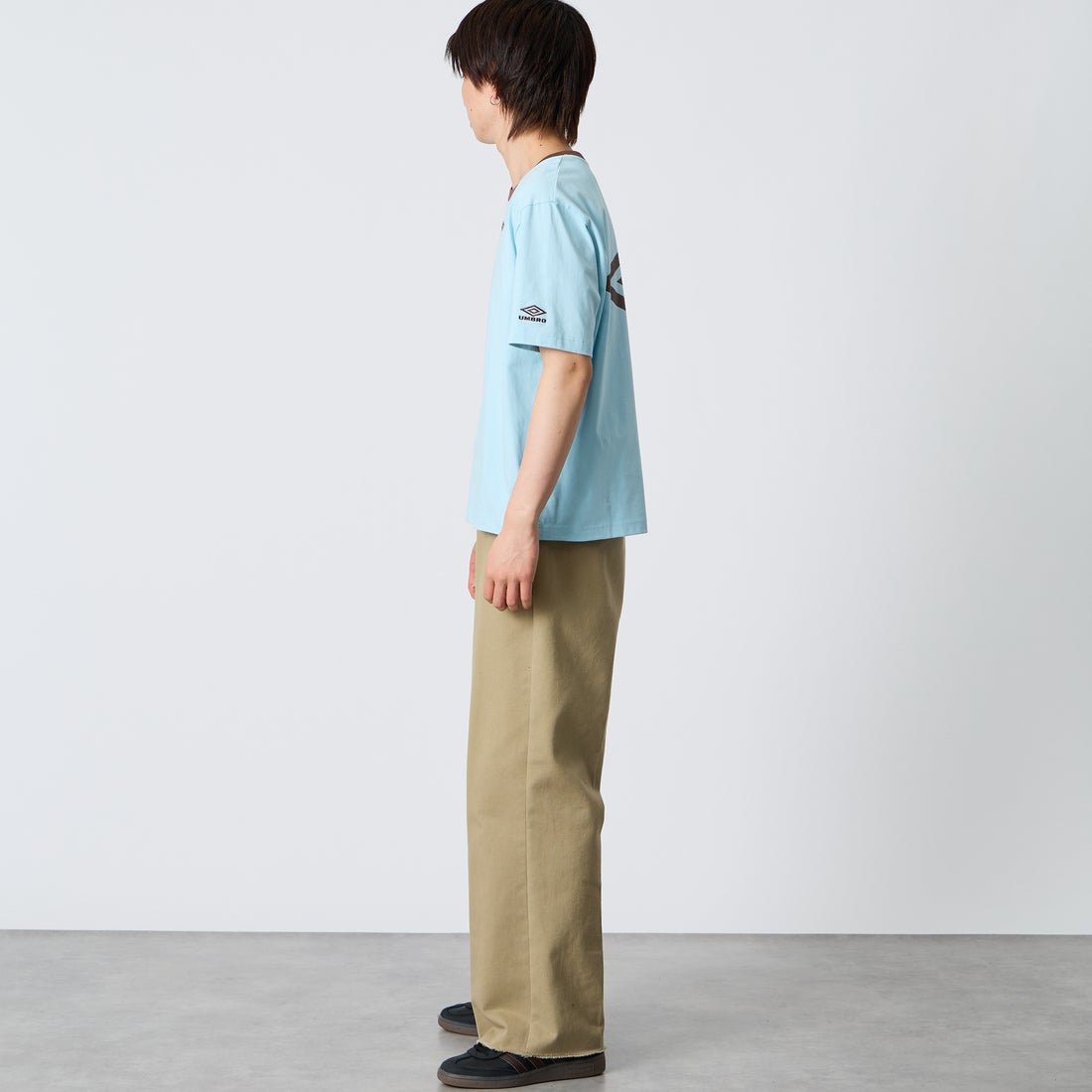 UMBRO [アンブロ] 別注 バックプリント コンパクトTシャツ [UMNK26SS-PO02-JF] BLUE &&モデル身長：177cm 着用サイズ：L&&