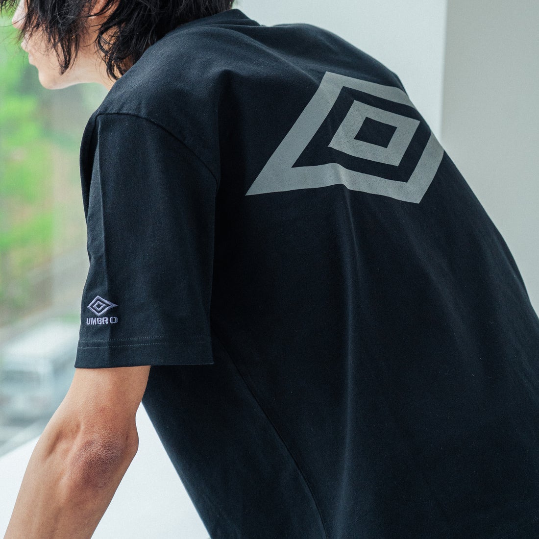 UMBRO [アンブロ] 別注 バックプリント コンパクトTシャツ [UMNK26SS-PO02-JF] BLACK