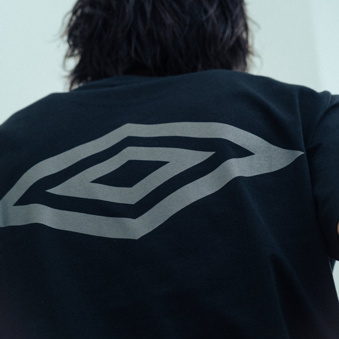 UMBRO [アンブロ] 別注 バックプリント コンパクトTシャツ [UMNK26SS-PO02-JF] BLACK